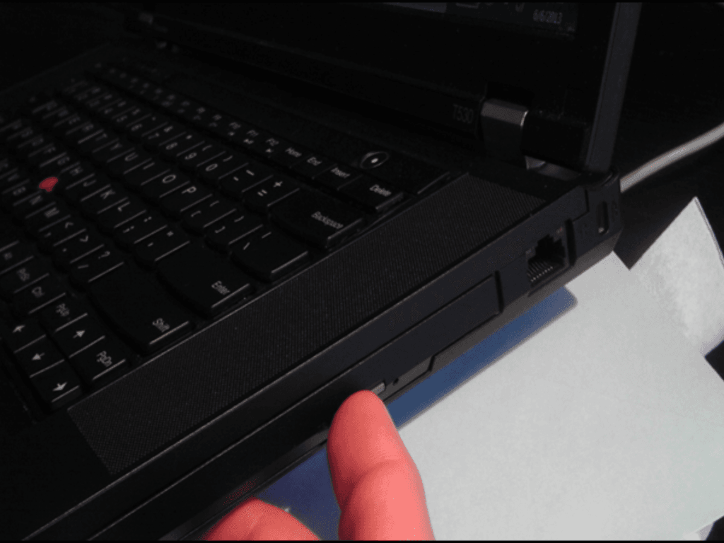 huong-dan-mo-dia-cd-bang-nut-vat-ly