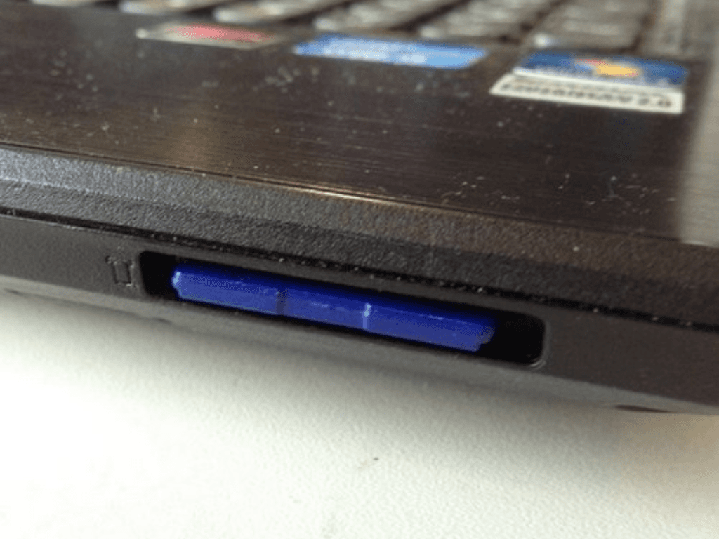 Khe-cam-the-nho-tren-laptop-Dell