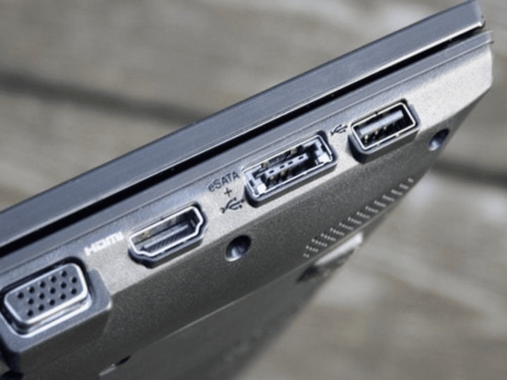 Laptop-khong-co-khe-cam-the-nho