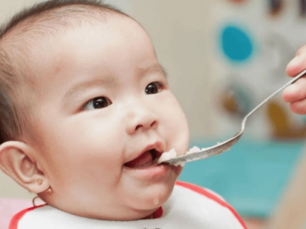 be-6-thang-an-bao-nhieu-ml-chao-mot-bua