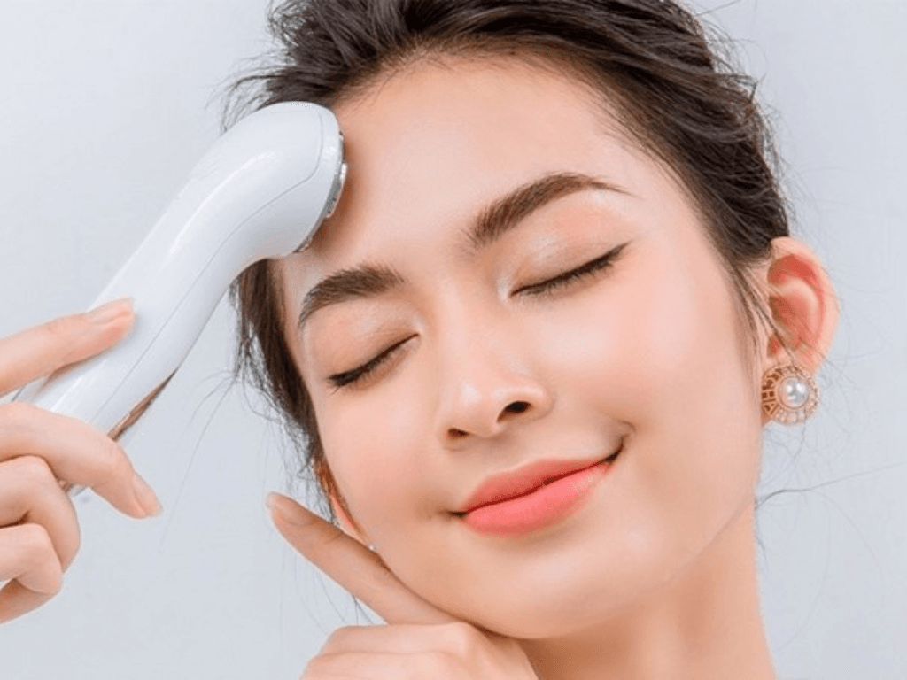 Loi-ich-cua-viec-dung-may-massage-mat-thuong-xuyen