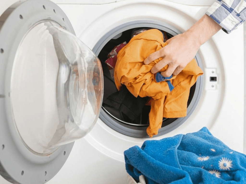 Khi-nao-co-the-them-quan-ao-ma-khong-gay-loi-may