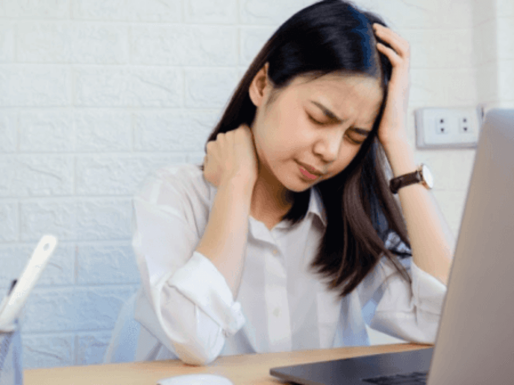 Khi-nao-con-dau-dau-sau-ngu-trua-la-dau-hieu-benh-ly