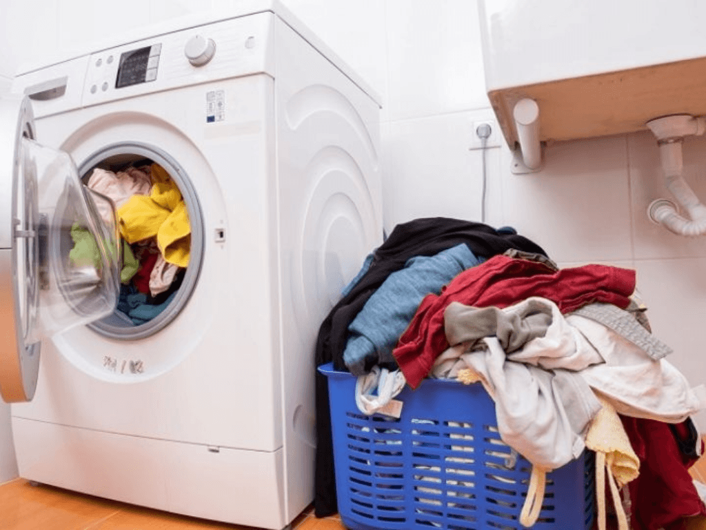 So-sanh-muc-tieu-thu-dien-voi-may-giat-thong-thuong