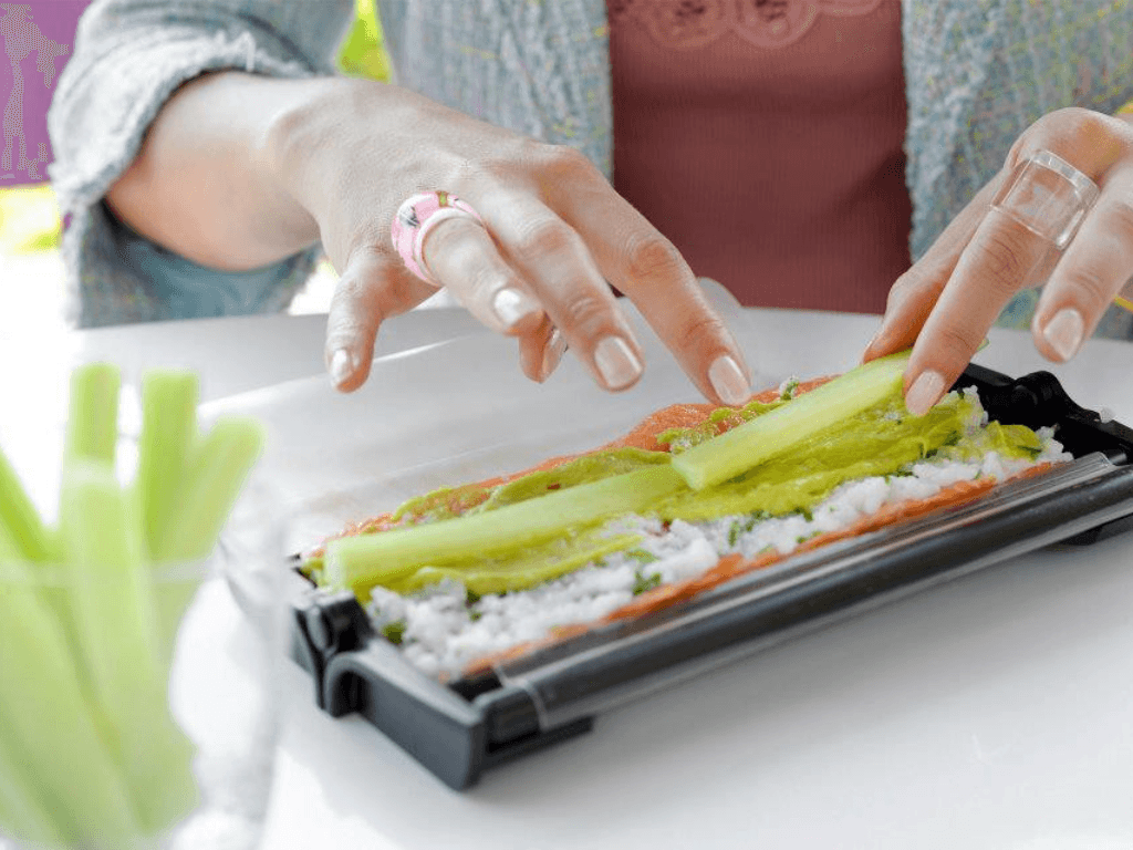 Meo-cuon-sushi-chac-tay-khong-bi-bung