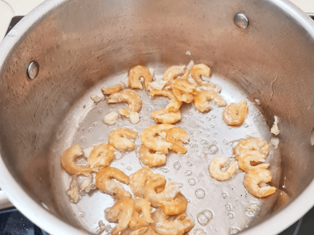 Cac-buoc-nau-canh-rau-khoai-lang-nau-tom-kho-chuan-vi