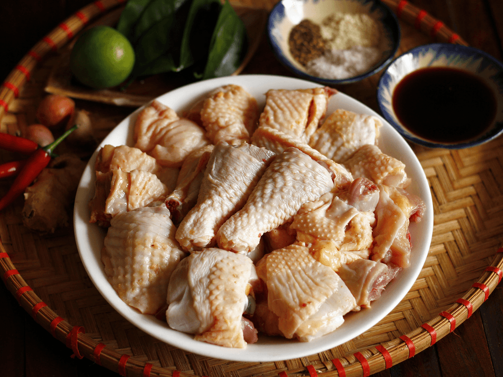 Cach-chon-thit-ga-ngon-de-rang-voi-la-chanh