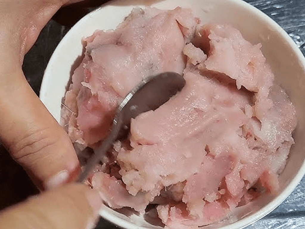 Meo-giu-ca-khong-bi-bo-khi-nhung-vao-lau