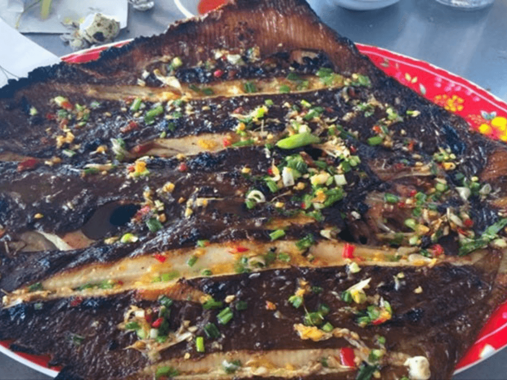 Vi-sao-ca-duoi-duoc-ua-chuong-trong-mon-nuong