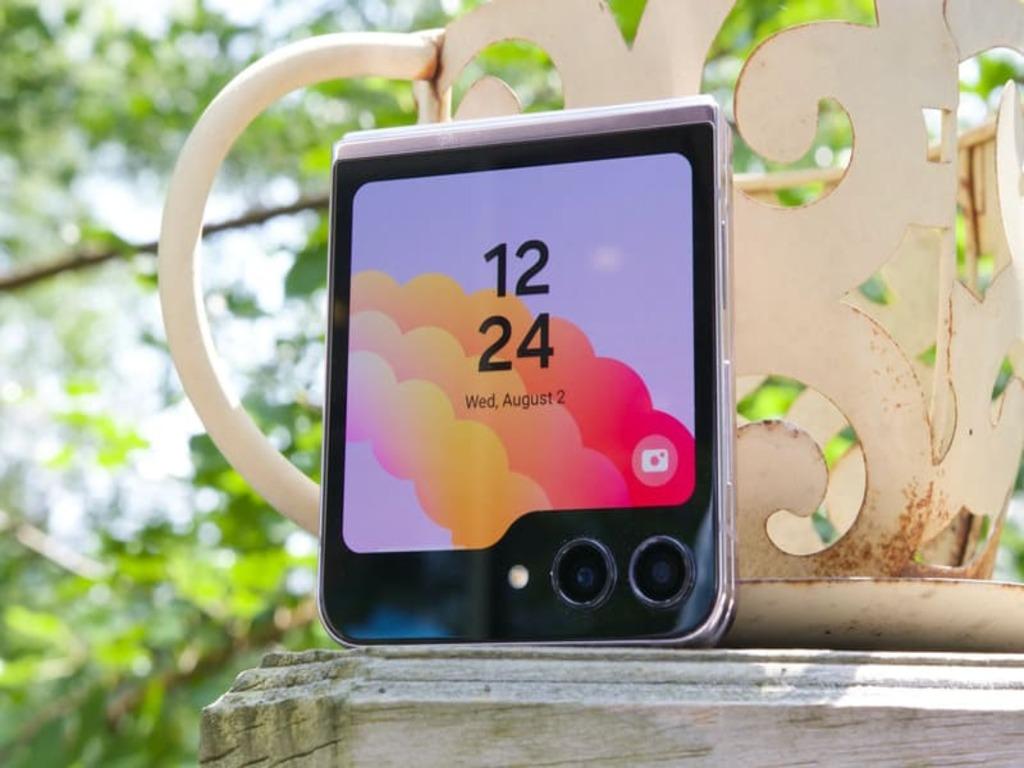 Mua điện thoại nắp gập Samsung để sang chảnh hay là ném tiền qua cửa sổ?