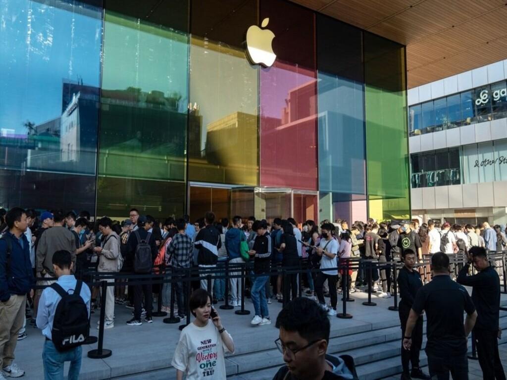 Apple Store tại Việt Nam có gì khiến fan “táo” phải xếp hàng dài chờ mua