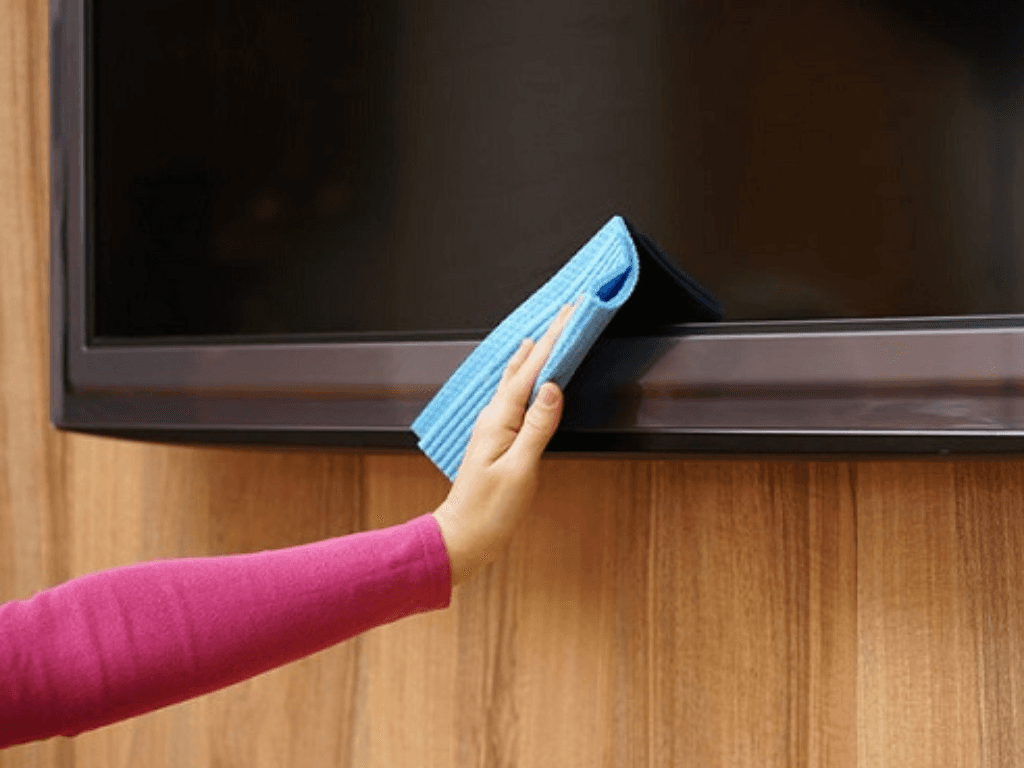 Cách lau màn hình tivi Samsung kiểu "dân chơi công nghệ" an toàn bóng loáng