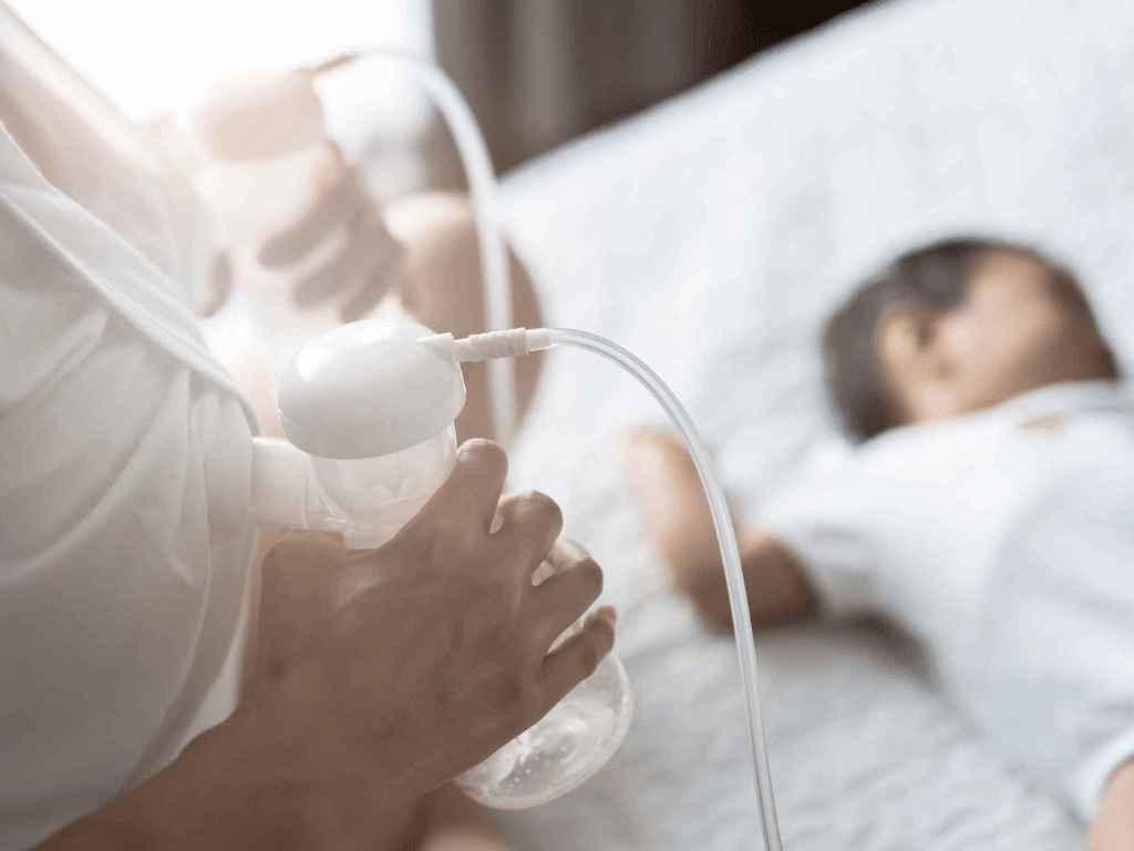 Cách làm sữa không chảy ướt áo khi dùng máy với vài mẹo chống “tràn lan