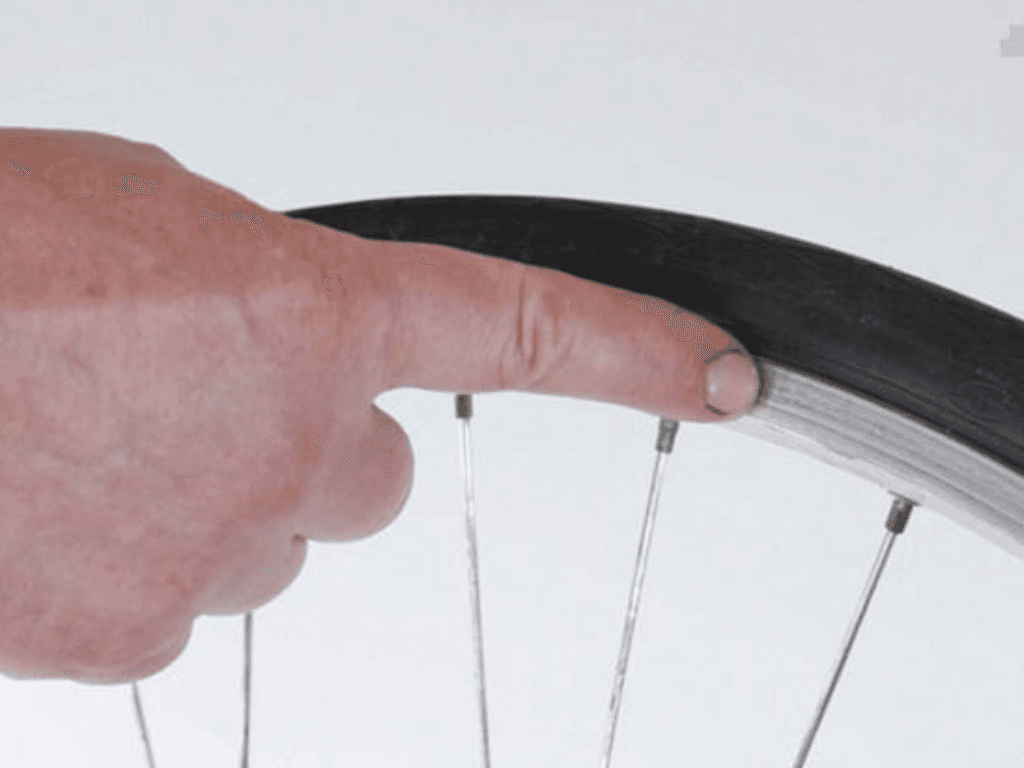 Hướng dẫn cách rút căm xe đạp tưởng “đau đầu” hóa ra cực đơn giản