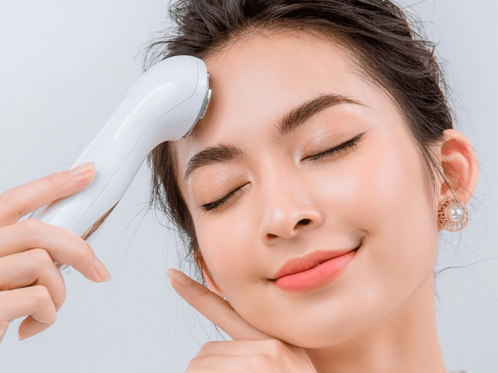 Có nên dùng máy mát xa mặt không? Sự thật đằng sau làn da “căng bóng như spa”