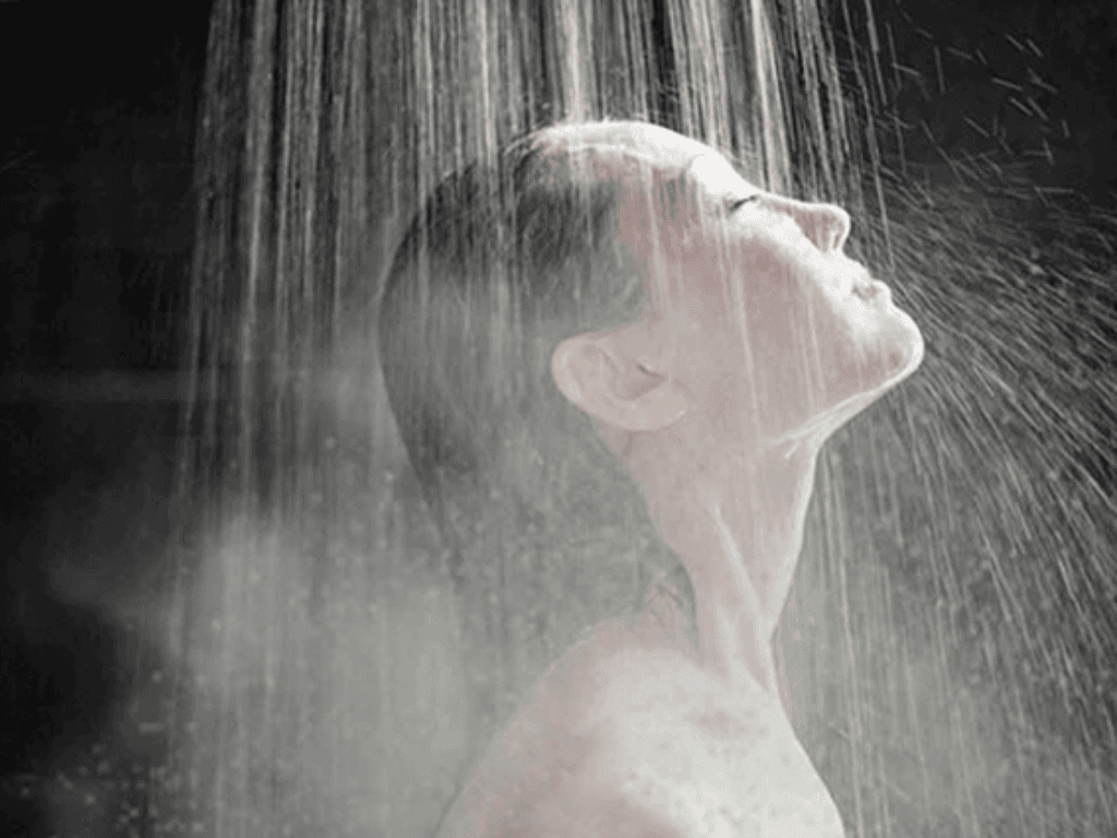 Tắm nước nóng làm vòng 1 xấu đi? Nghe thì vô lý nhưng lại rất thuyết phục