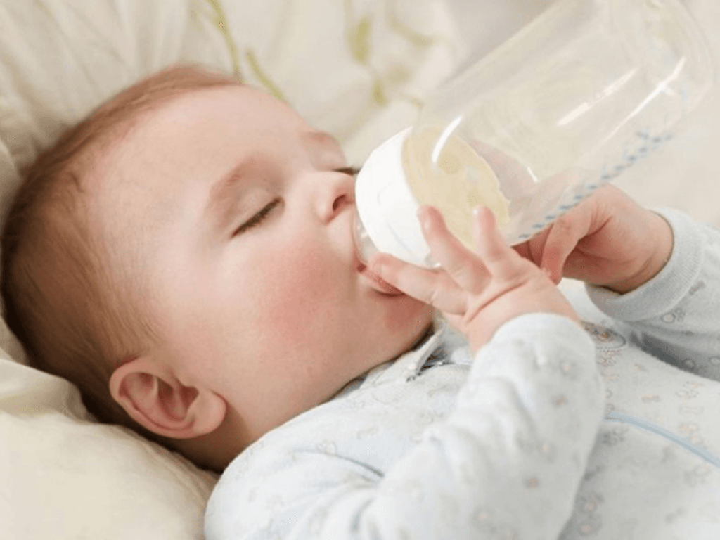 Kinh nghiệm tập cho trẻ bú bình không khóc với vài “chiêu” tâm lý cực khéo