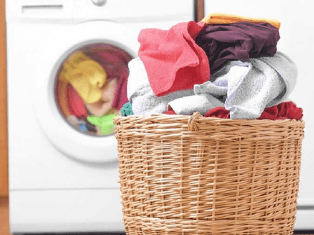 Hướng dẫn vắt khô quần áo bằng máy giặt đúng cách để tránh hỏng vải