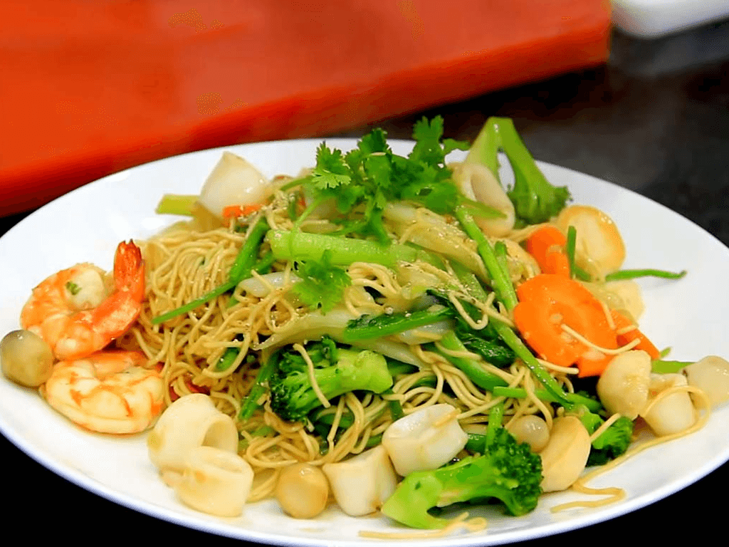 Cách làm mì xào thập cẩm khiến cả nhà hít hà “xì xụp” hết sạch chảo