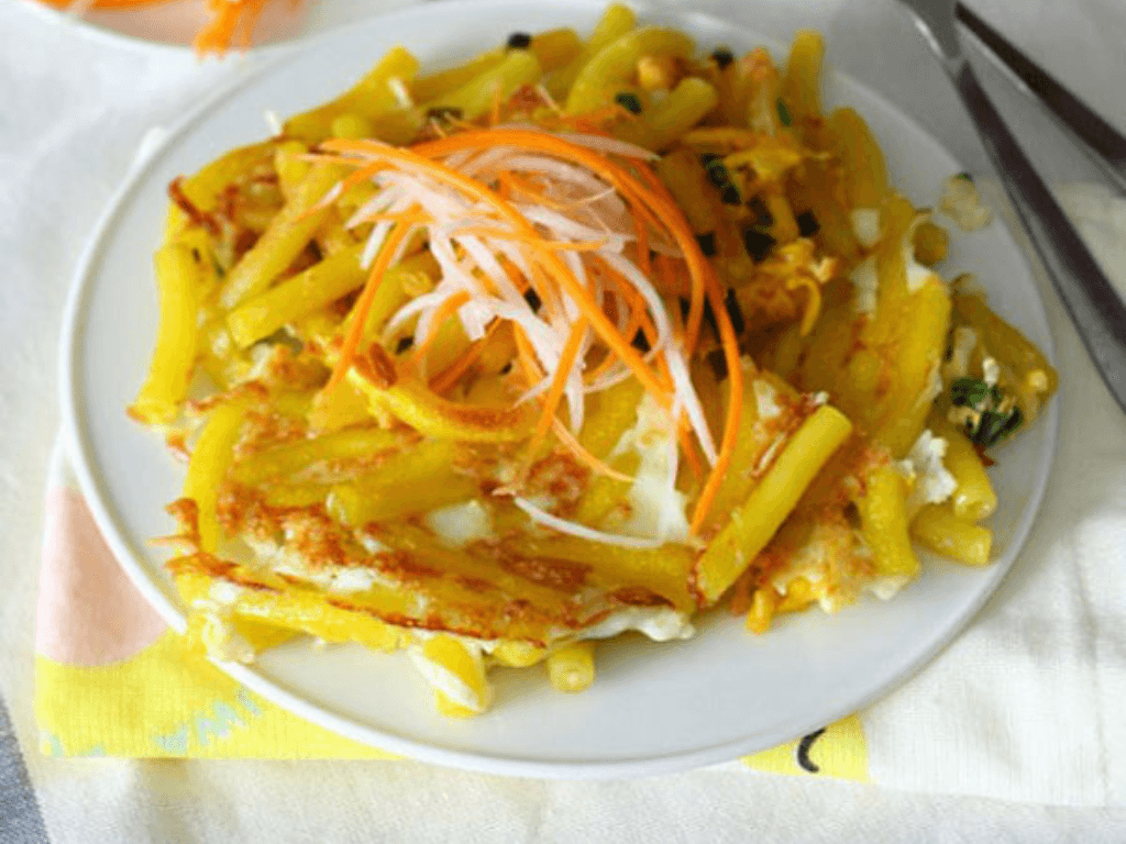 Cách làm nui chiên trứng đơn giản mà “bắt vị” không thua gì snack mua ngoài