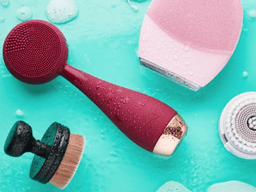 nên dùng cọ rửa mặt hay máy rửa mặt