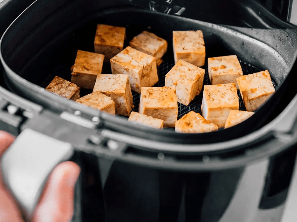 Chiên đậu bằng nồi chiên không dầu tưởng khô mà lại giòn tan, không vỡ nát