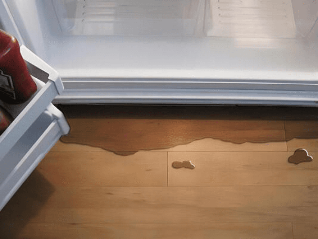 Tủ lạnh bị chảy nước dưới gầm là dấu hiệu nhỏ mà hậu quả “to đùng” nếu lơ là