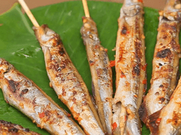 nướng cá trứng bằng nồi chiên không dầu