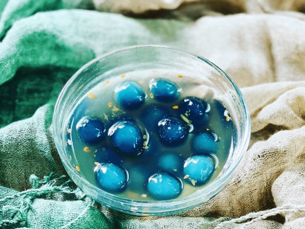 Cách nấu chè dừa non hoa đậu biếc khiến cả nhà “trầm trồ vỗ tay”