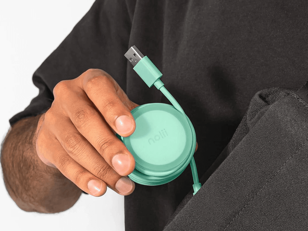 Cách quấn dây sạc nhanh “cứu nguy” cho tín đồ công nghệ khi đi xa