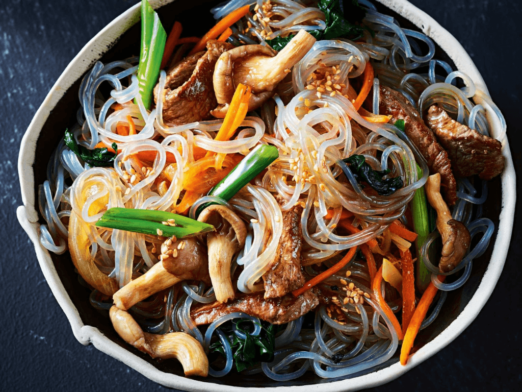 Làm miến trộn Hàn Quốc chuẩn vị mà không cần nước tương kỳ lạ nào cả