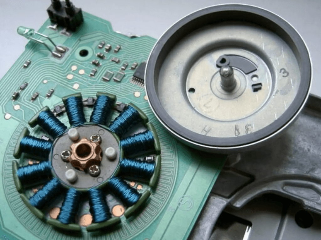 Động cơ chổi than và không chổi than tưởng giống mà khác “một trời một vực”