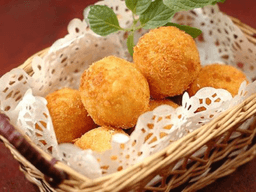 cách làm cơm nguội bọc trứng cút chiên giòn