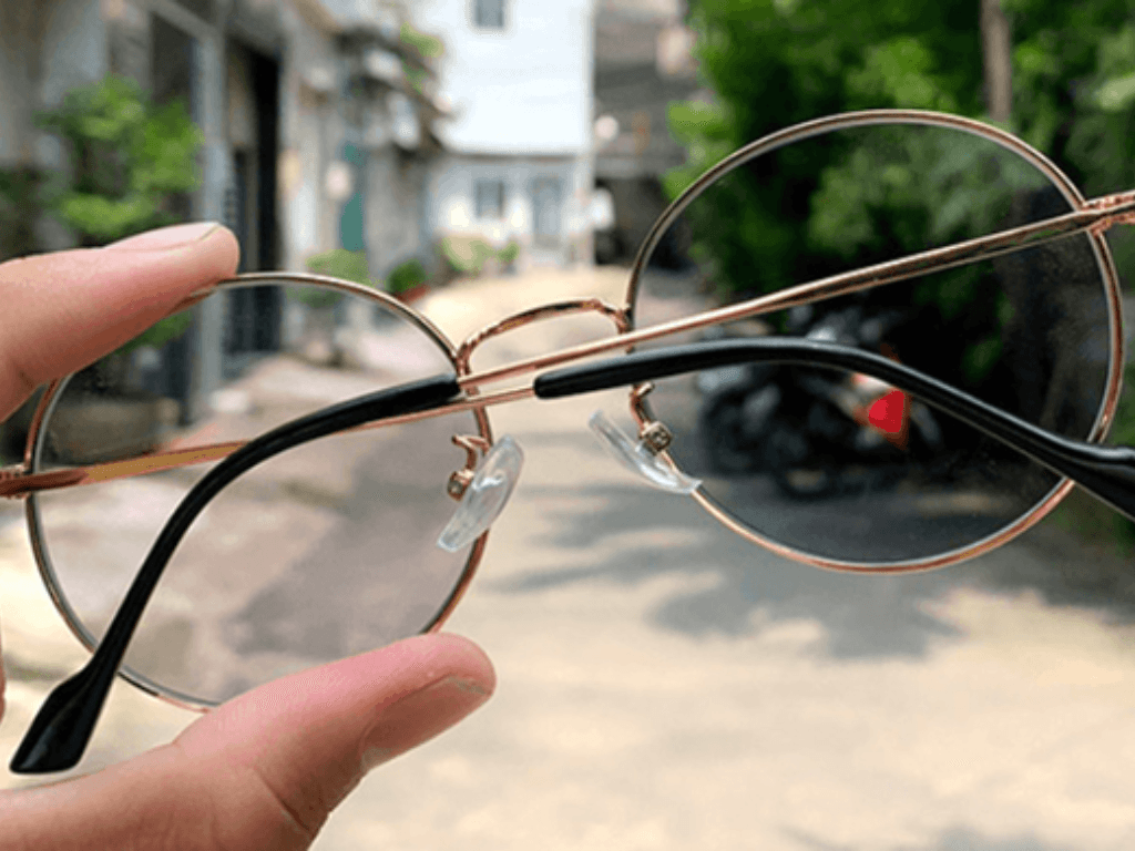 Có nên dùng kính cận đổi màu để trông vừa “chất” vừa bảo vệ mắt không