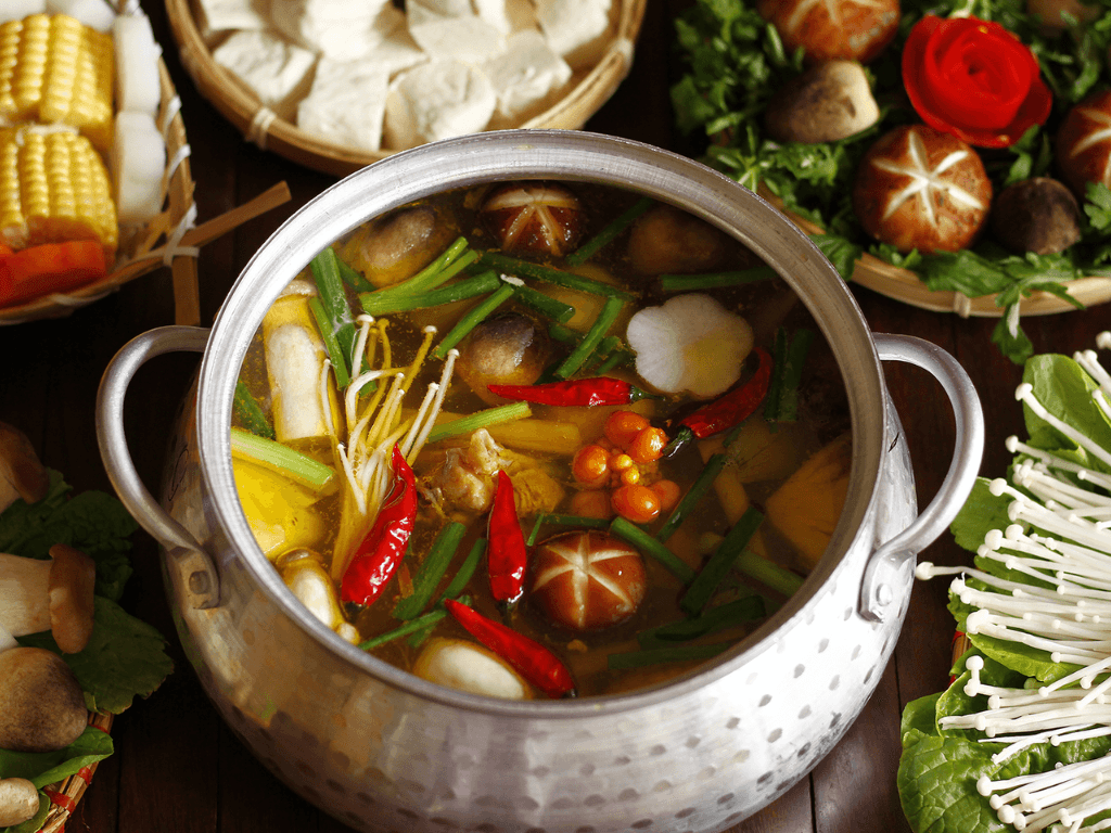 Cách nấu lẩu gà nấm thập cẩm đơn giản bất ngờ mà ngon “chấn động”