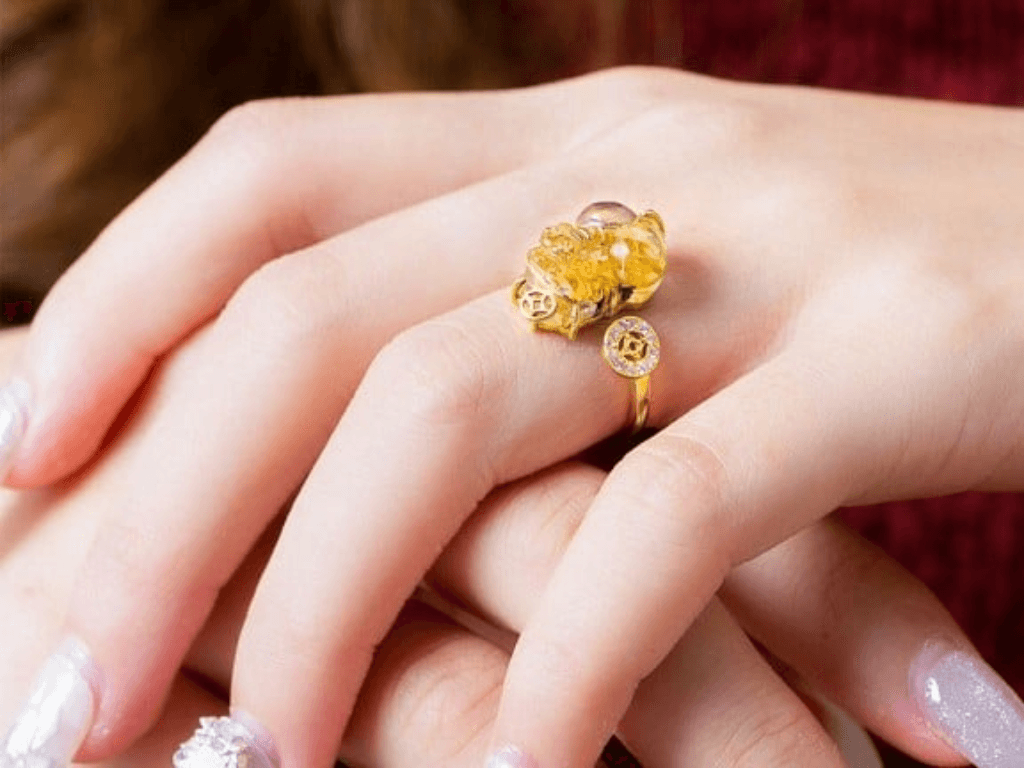 Cách đeo nhẫn phong thủy cho nữ để tình duyên “nở hoa” tiền bạc rủng rỉnh