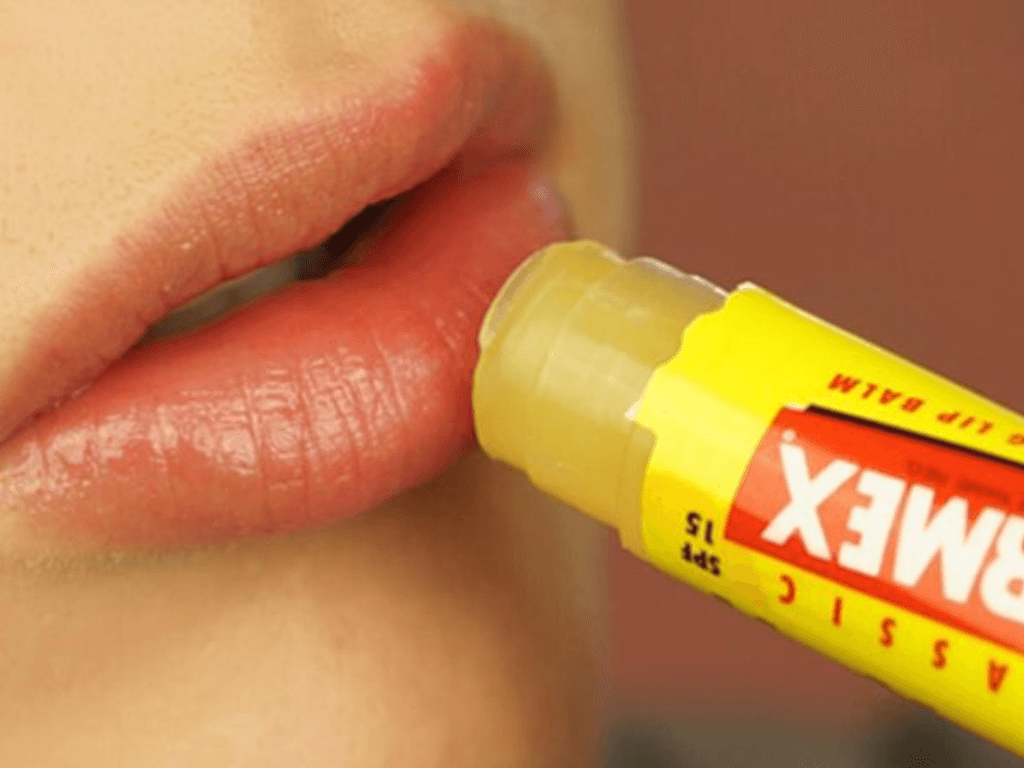 Son dưỡng môi Carmex có tốt không mà mùa đông năm nào cũng “cháy hàng”