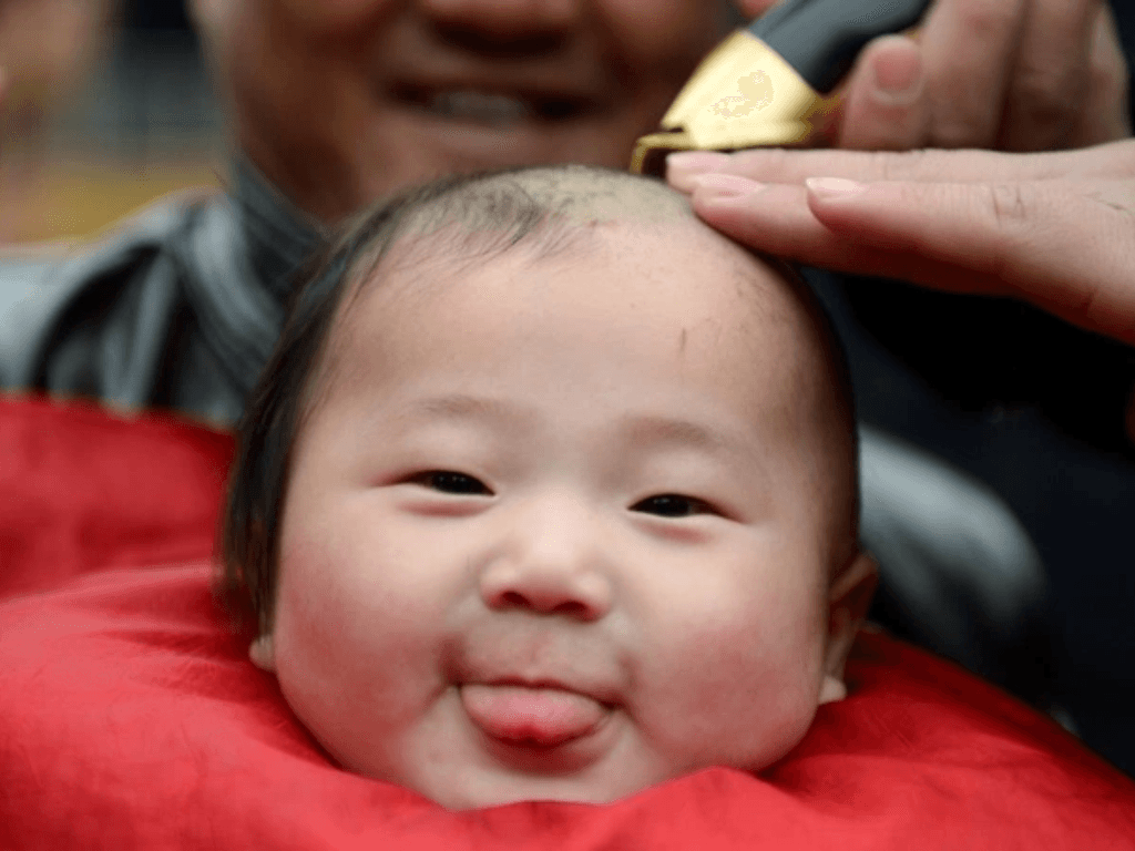 Cắt tóc máu cho trẻ sơ sinh ngày nào tốt để không “cắt” vía may mắn của con