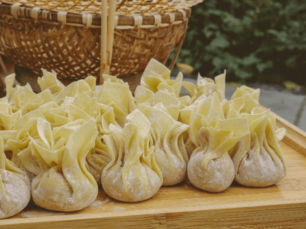 Cách gói hoành thánh đẹp bằng tay không cần dụng cụ vẫn đều “tăm tắp”