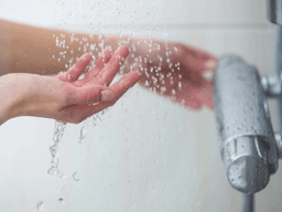 nên tắm nước nóng hay nước lạnh