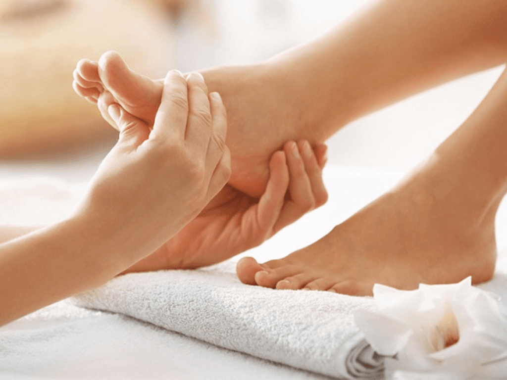 Massage lòng bàn chân có tác dụng gì khiến dân văn phòng “mê như điếu đổ”