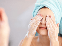 một ngày nên rửa mặt mấy lần