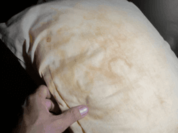 cách giặt ruột gối bị ố vàng