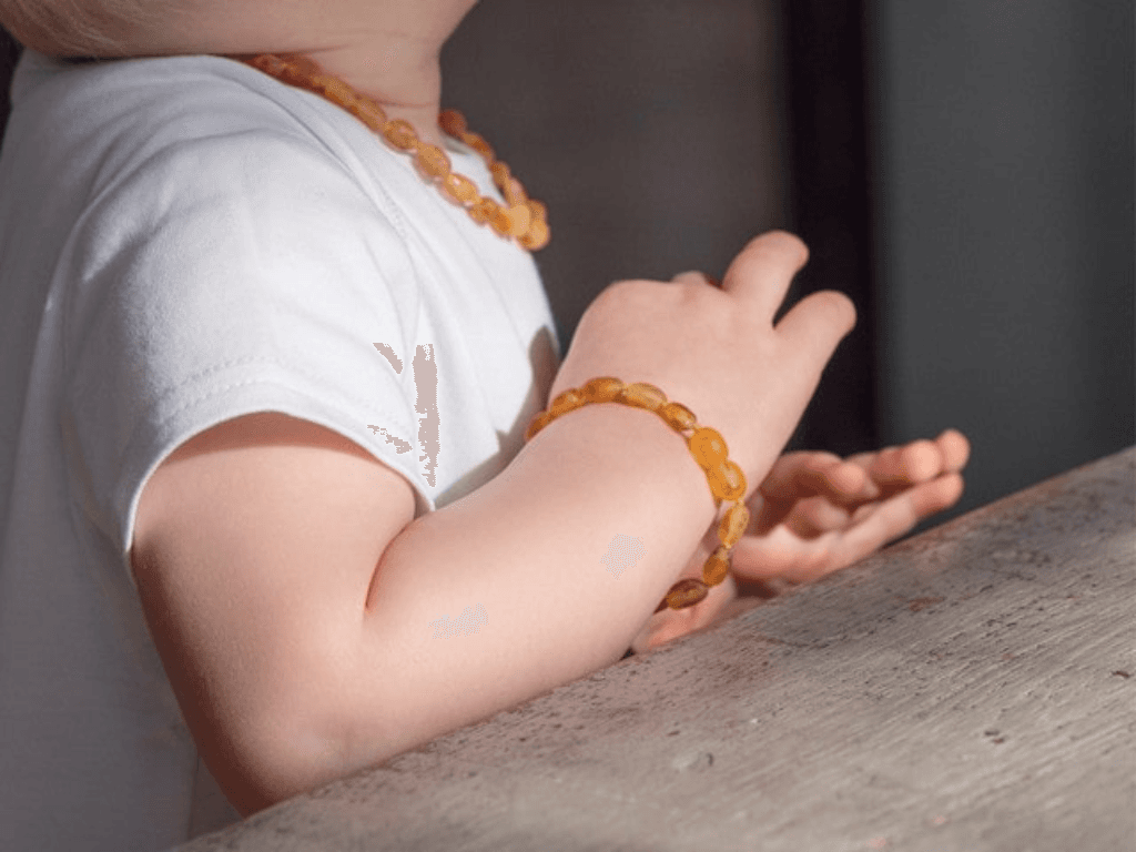 Công dụng hổ phách cho bé khi “đá quý” trở thành lá bùa hộ mệnh tuổi thơ