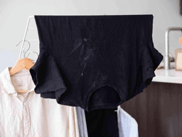 cách tẩy cặn bột giặt trên quần áo