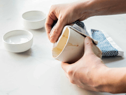 cách tẩy vết ố trà trên ly sứ