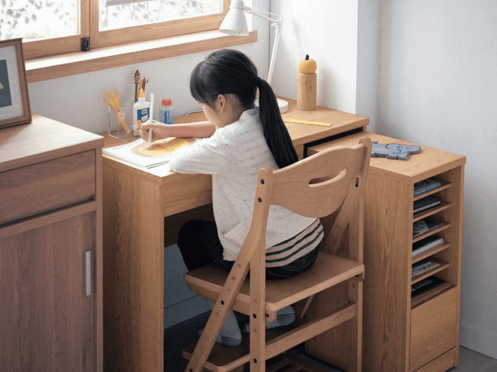 Kích thước bàn học sinh cấp 1 “siêu chuẩn” theo từng độ tuổi, chiều cao