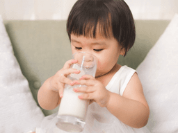 Bé 1 tuổi uống sữa gì tốt