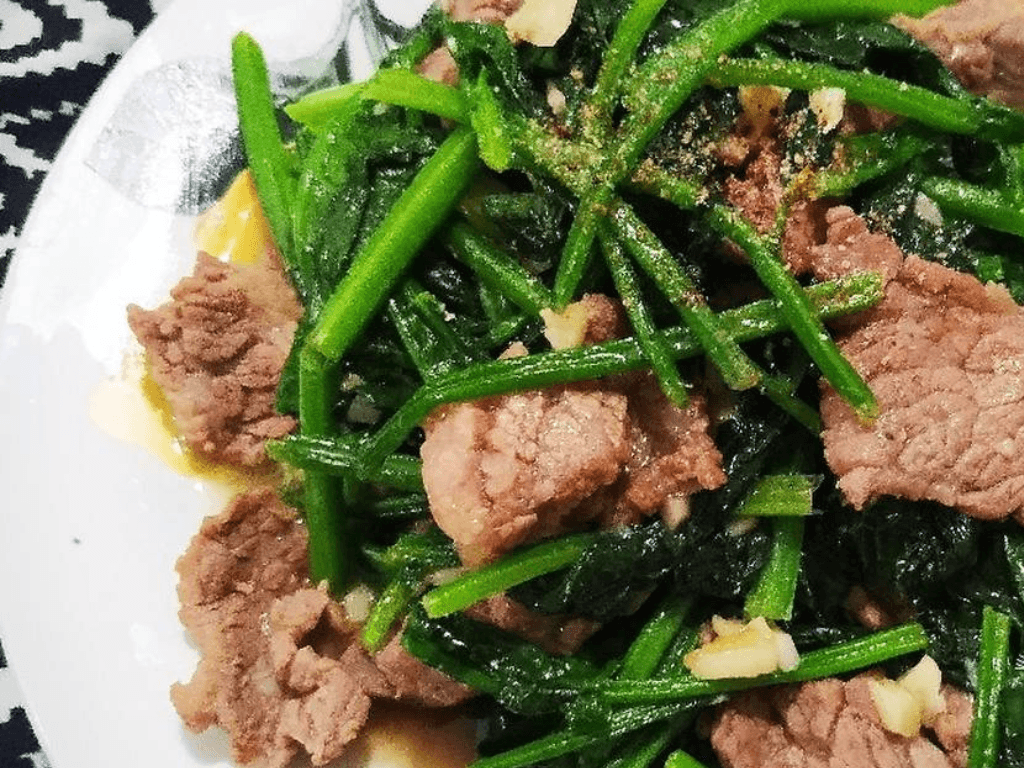 Cách làm cải bó xôi xào thịt bò không bị ra nước giòn xanh cực “bắt cơm”