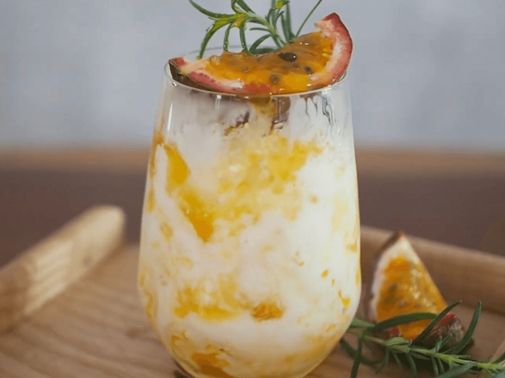 Cách làm chanh leo lắc sữa siêu đơn giản tự pha “chuẩn barista” tại nhà